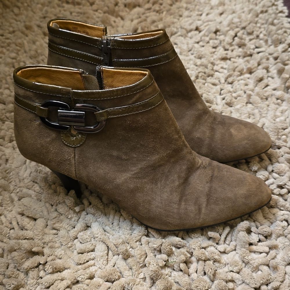 New Sofft Belvedere Brown Suede Women's size 8.5 Side Zip Bootie 3 1/2 inch heel